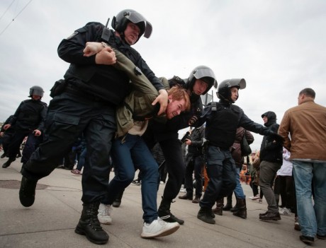 "Він нам не цар!" На масових антипутінських мітингах на Росії, затримано уже щонайменше 1230 людей