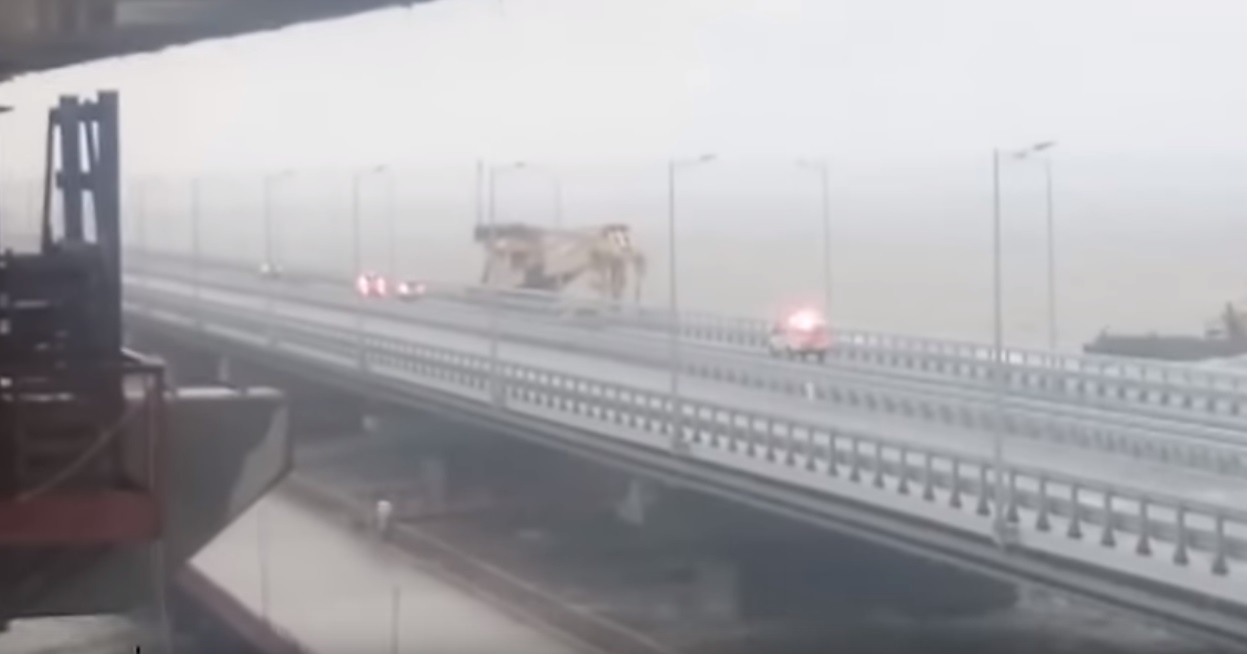 Керченский міст закрили через шторм, і в нього врізався плавучий кран (ВІДЕО)