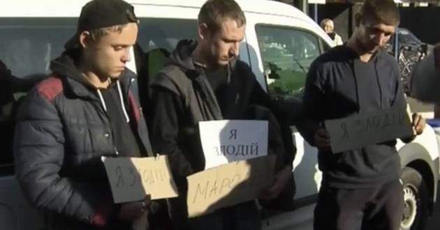 "Я ЗЛОДІЙ": В Ічнявському мародерів виставили на площі з ганебними табличками (ФОТО + ВІДЕО)