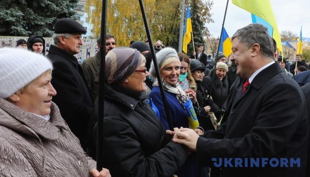 Штаб Порошенко заявив, що фото Порошенко "втікаючого" від людей в Житомері - фейк розповсюдженний РосЗМІ