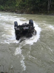 ДТП на Івано-Франківщині: автомобіль з туристами упав з висоти 40 метрів у річку, троє загиблих