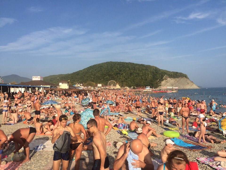 "Вивсьоврьотє!": як російська пропаганда намагається створити картинку людних пляжів у Криму (ФОТО)