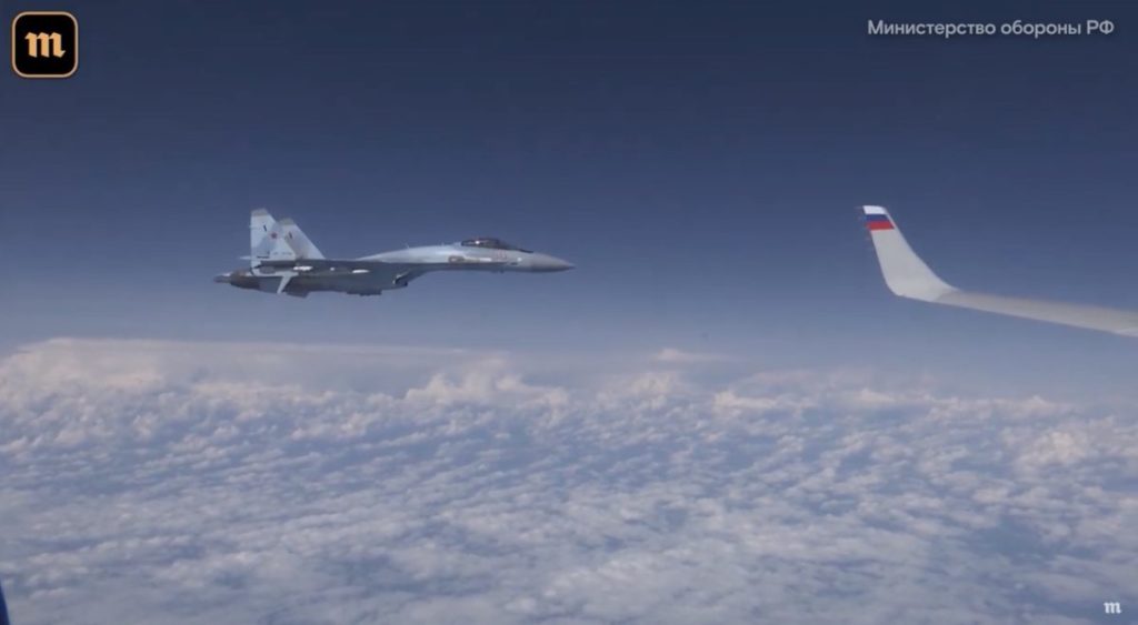 В НАТО прояснили, чому їх винищувачі F-18 намагалися наблизитися до літака Шойгу