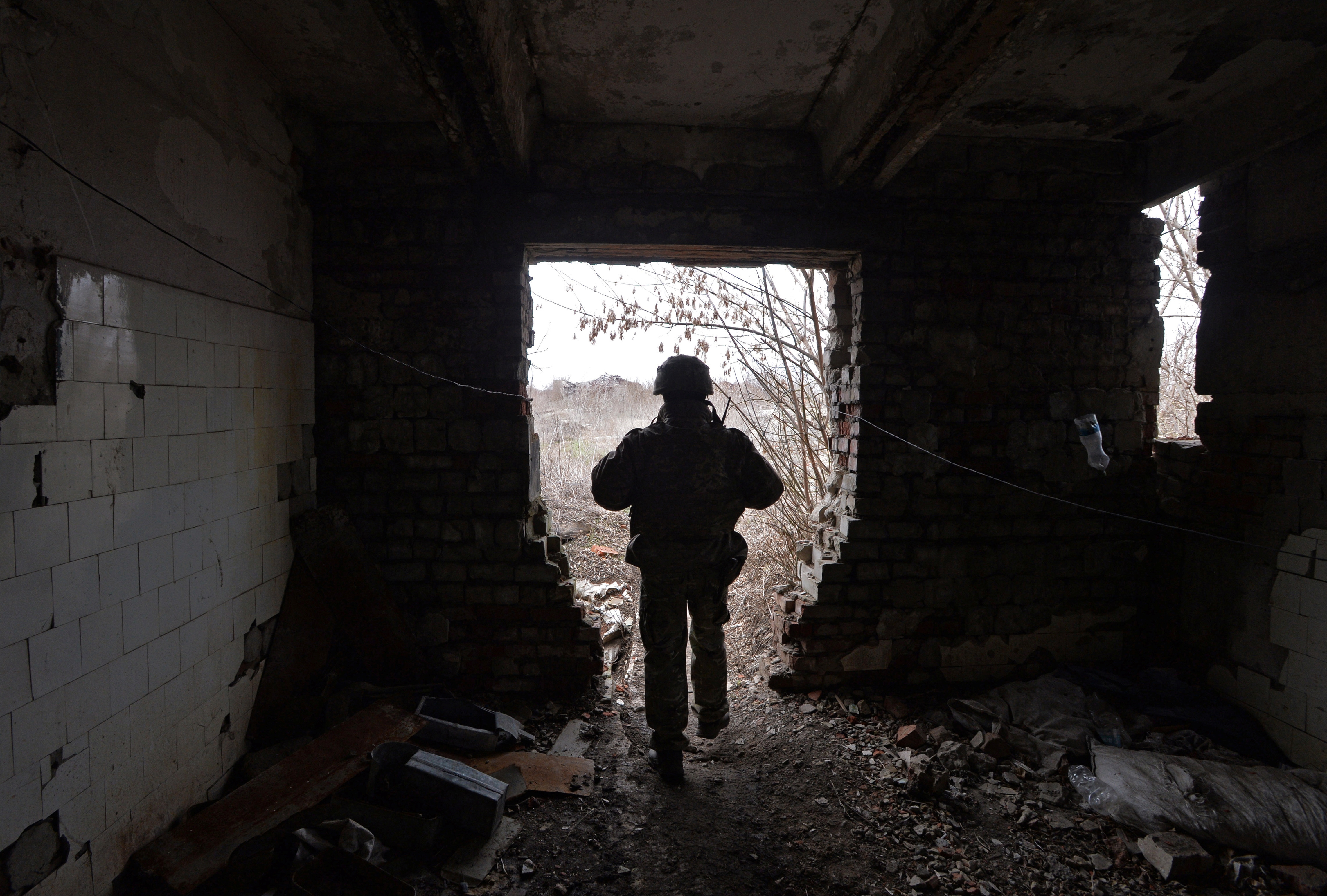 На Донбасі внаслідок ворожого вогню поранено українського захисника