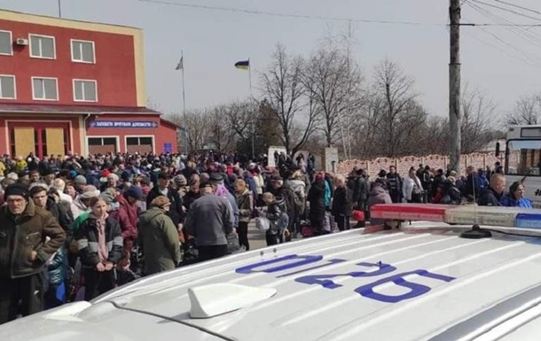 Військові РФ обстріляли евакуаційний автобус із Лисичанська
