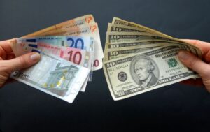 Курс долара знижується до основних валют, євро знову вище паритету
