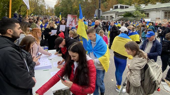 У Варшаві влаштували "референдум" щодо "анексії" посольства Росії