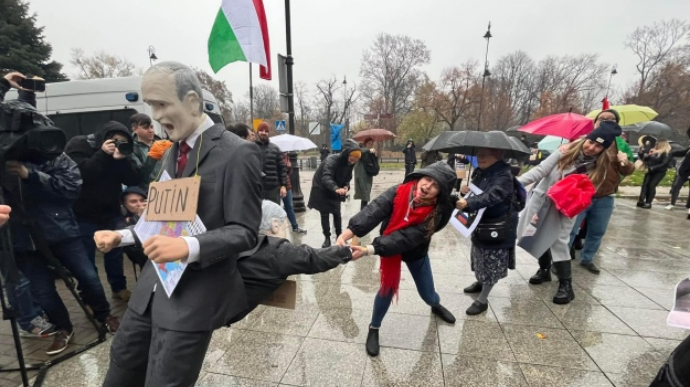 У Варшаві під посольством Угорщини активісти "витягали Орбана з дупи Путіна"