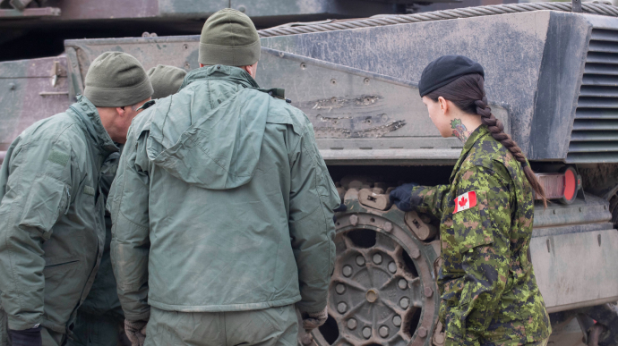 Канадські військові показали, як навчають українців керувати танками Leopard 2
