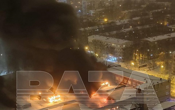 У Москві палає завод спеціалізованих авто