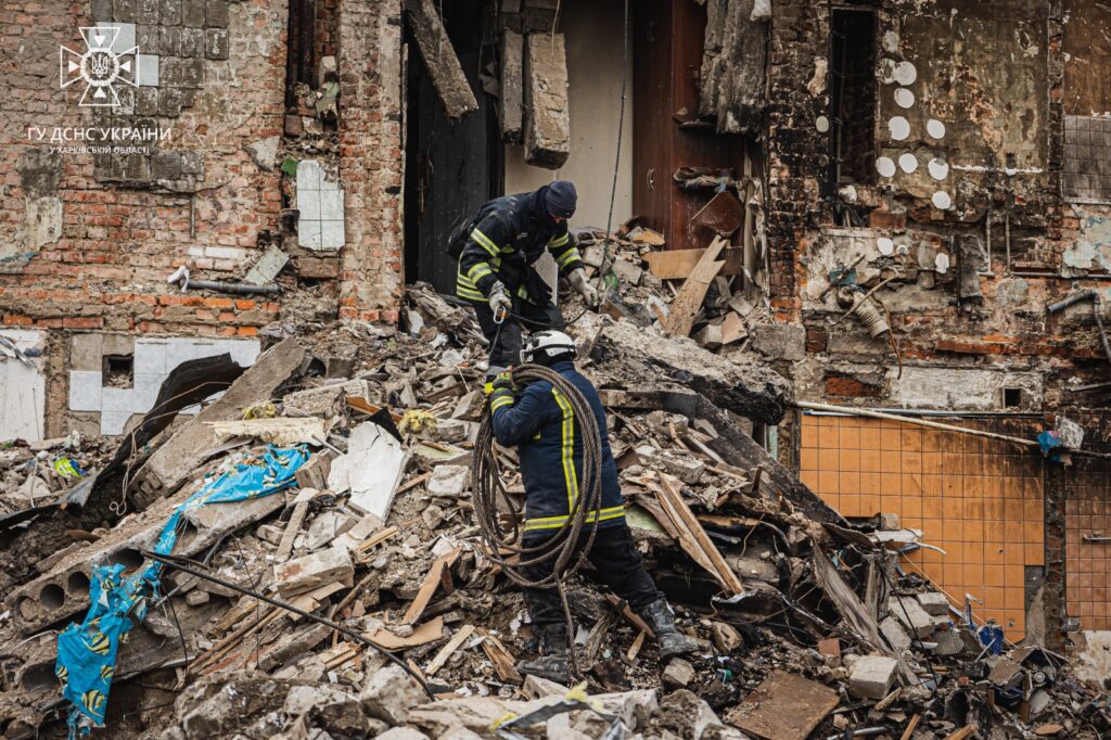 Рятувальники завершили пошукові роботи на місці зруйнованого будинку у Харкові (ФОТО)