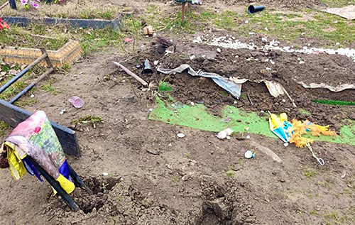 Помстився: на Житомирщині чоловік розтрощив могилу військового (ФОТО)