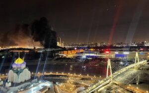 Теракт у Підмосковʼї: невідомі в камуфляжі розстріляли десятки росіян в Crocus City Hall (ВІДЕО)