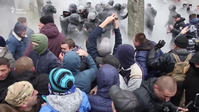 Під судом, де розглядають справу Труханова сталися сутички (ВІДЕО)