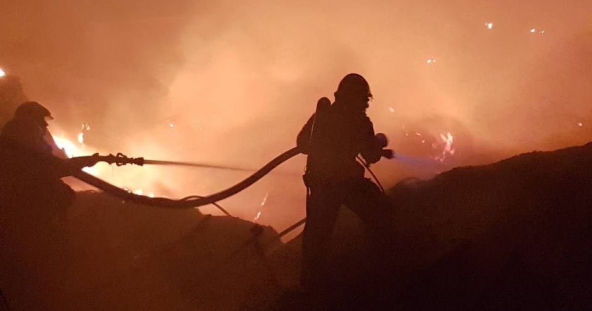 Подробиці величезної нічної пожежі у Мукачево, де згорів склад "Нової Пошти"
