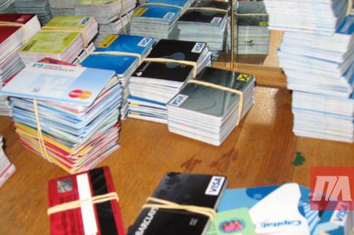Правоохоронці Дніпра затримали злочинців, які підробляли банківські картки