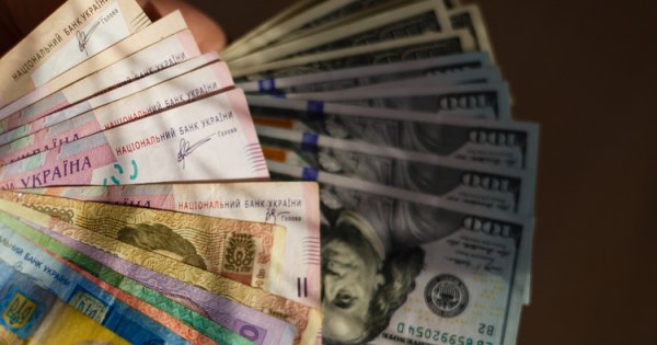 В українських обмінниках почав просідати курс долара - гривня міцнішає