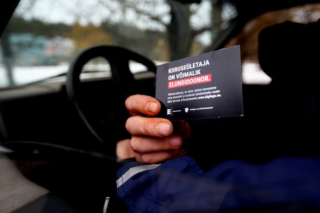 Естонська автоінспекція почала вручати порушникам швидкості картки донорів