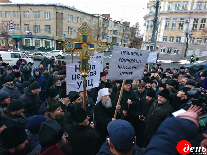Священники УПЦ МП влаштували мітинг під стінами Вінницької ОДА