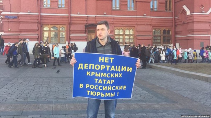 В Москві активісти продовжують пікет проти депортації кримських татар у російські тюрми