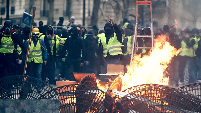 Протести "жовтих жилетів" знову повернулись до Франції