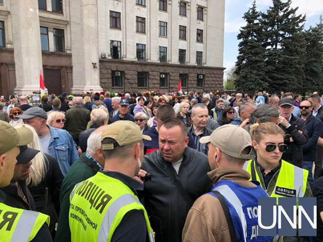 В Одесі біля Будинку профспілок влаштували суперечку через символіку (КАДРИ)