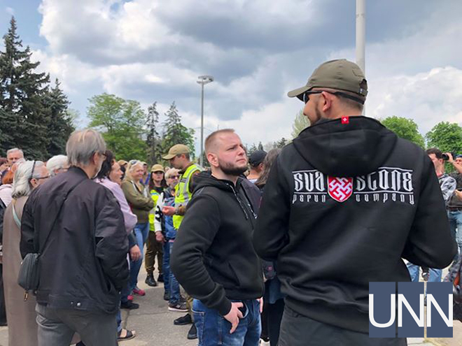 В Одесі біля Будинку профспілок влаштували суперечку через символіку (КАДРИ)