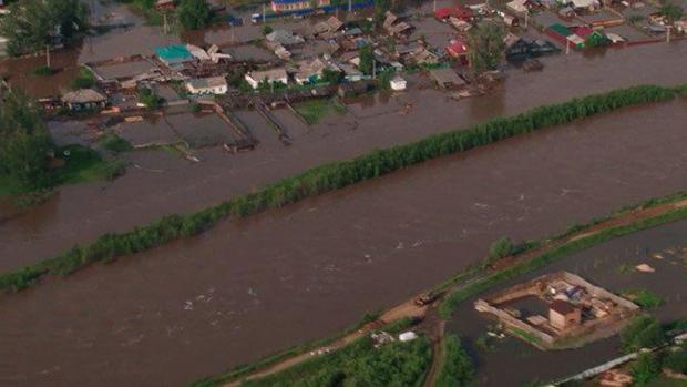 Велика вода на Росії! Міста і села перетворились на озера, є жертви (КАДРИ)