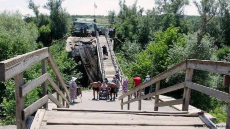 Російські бойовики перешкоджають ремонту зруйнованої частини мосту у Станиці Луганській