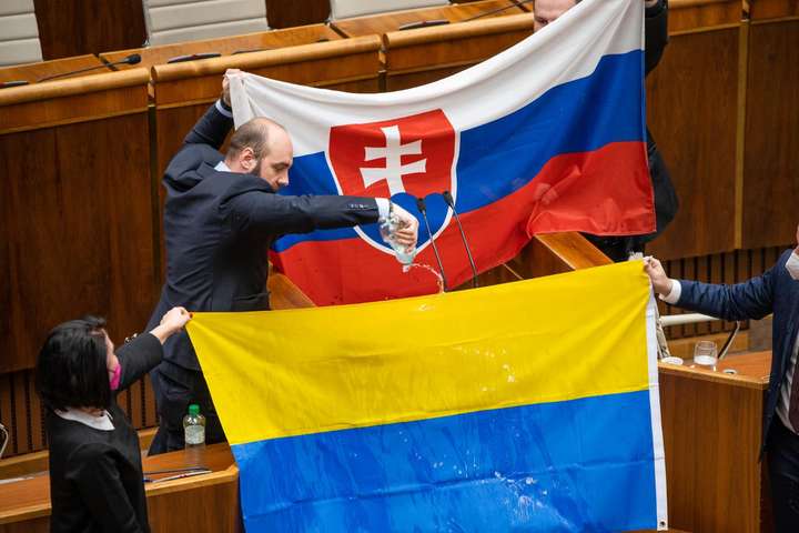 В парламенті Словаччини депутати осквернили прапор України