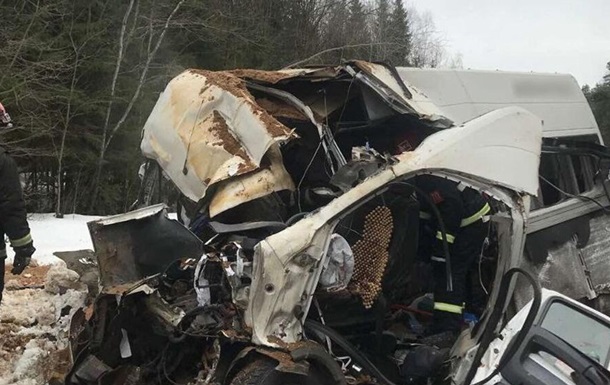 У Білорусі зіткнулися маршрутка та вантажівка: 11 загиблих