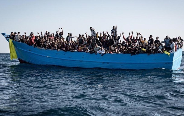 У Середземному морі тоне судно із 400 мігрантами