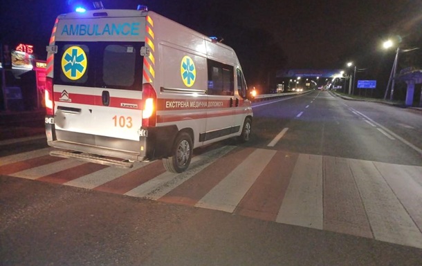 На Львівщині авто "швидкої" збило двох пішоходів