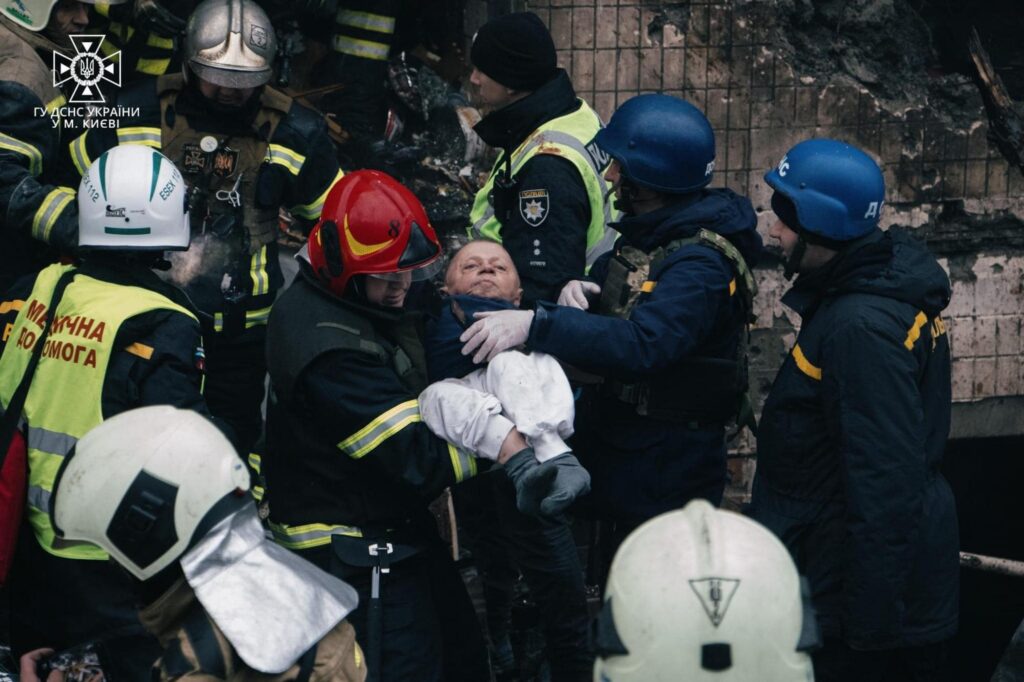 Фото його порятунку бачили усі: історія 62-річного Олега Гонтаренка, чия квартира у Солом’янському районі вщент згоріла. ФОТО, ВІДЕО