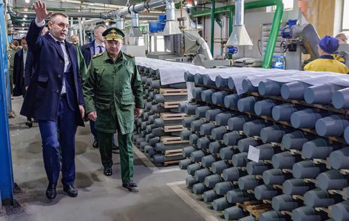 Заводи працюють на повну: експерт оцінив обсяги виробництва снарядів в Росії